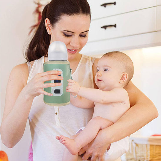 chauffe biberon portable maman qui réchauffe de biberon de son nourrisson