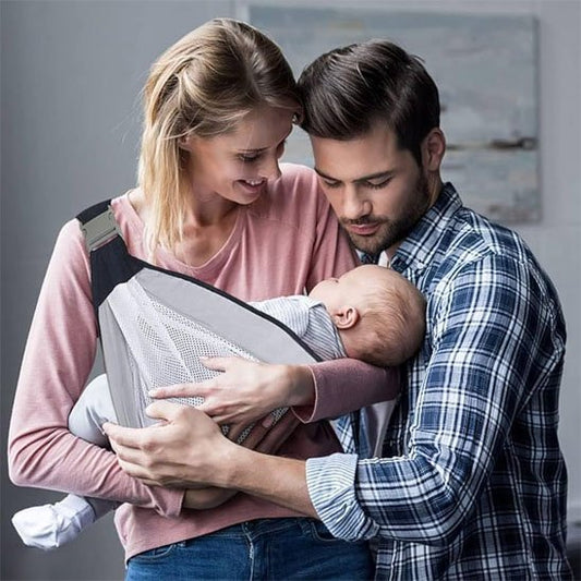 echarpe de portage maman porte bébé et papa les prends dans ses bras