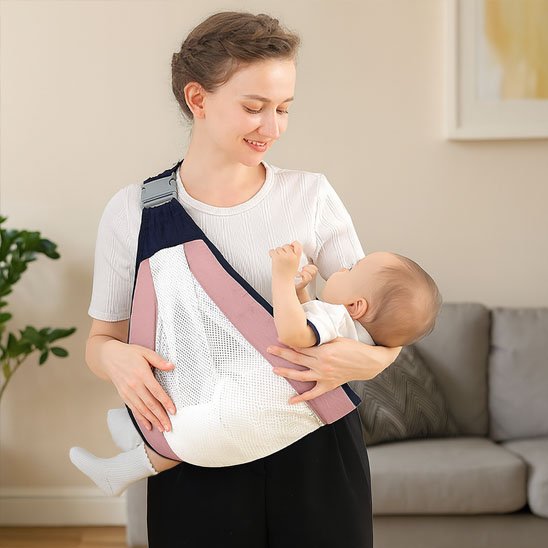 echarpe de portage maman porte bébé dans la maison