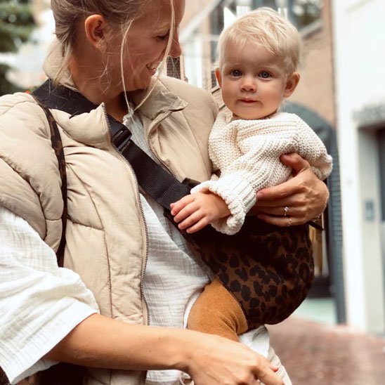 echarpe de portage maman et bébé en sortie