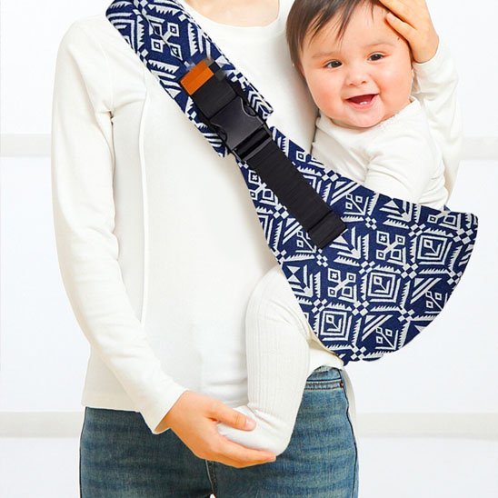 écharpe de portage bébé avec maman heureux
