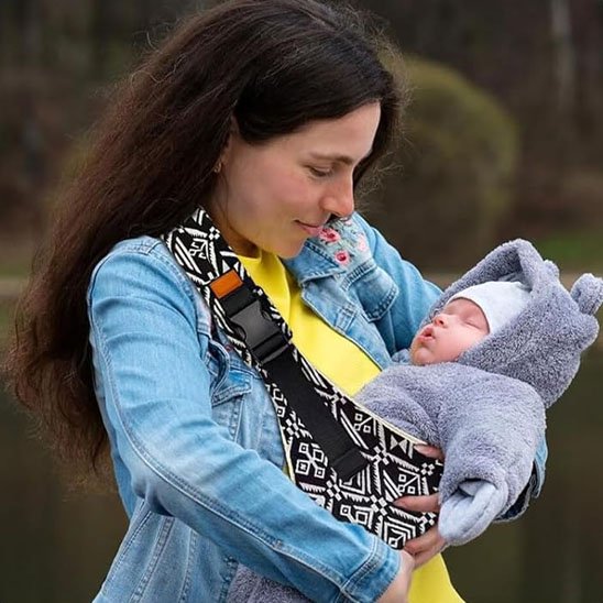écharpe de portage bébé endormi à l'extérieur en hiver