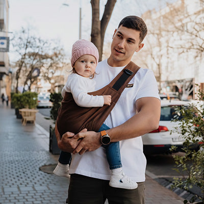 Écharpe de portage papa porte bébé en promenade