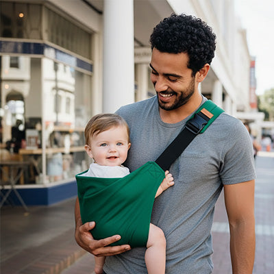 Écharpe de portage papa porte bébé souriant