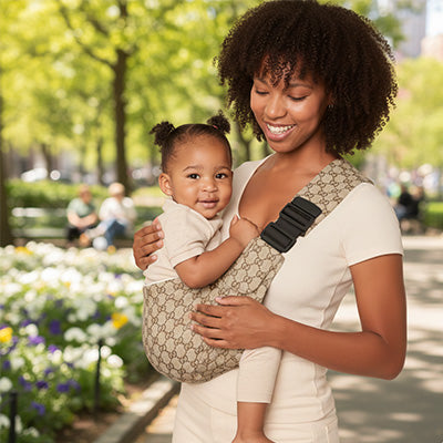 Écharpe de portage bébé et maman souriantes