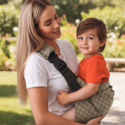 Écharpe de portage enfant qui gradit porté par maman
