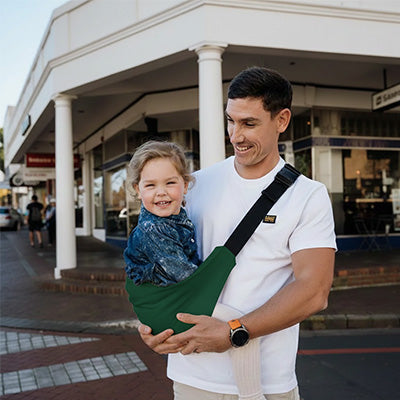 Écharpe de portage papa qui porte bébé heureux