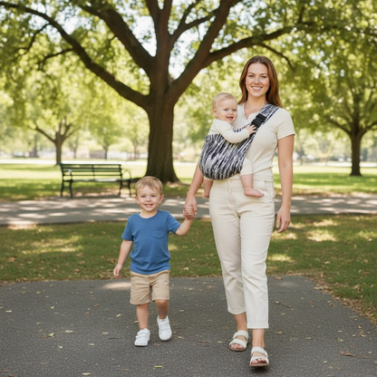 Echarpe de portage en promenade avec bébé et le frère ainé