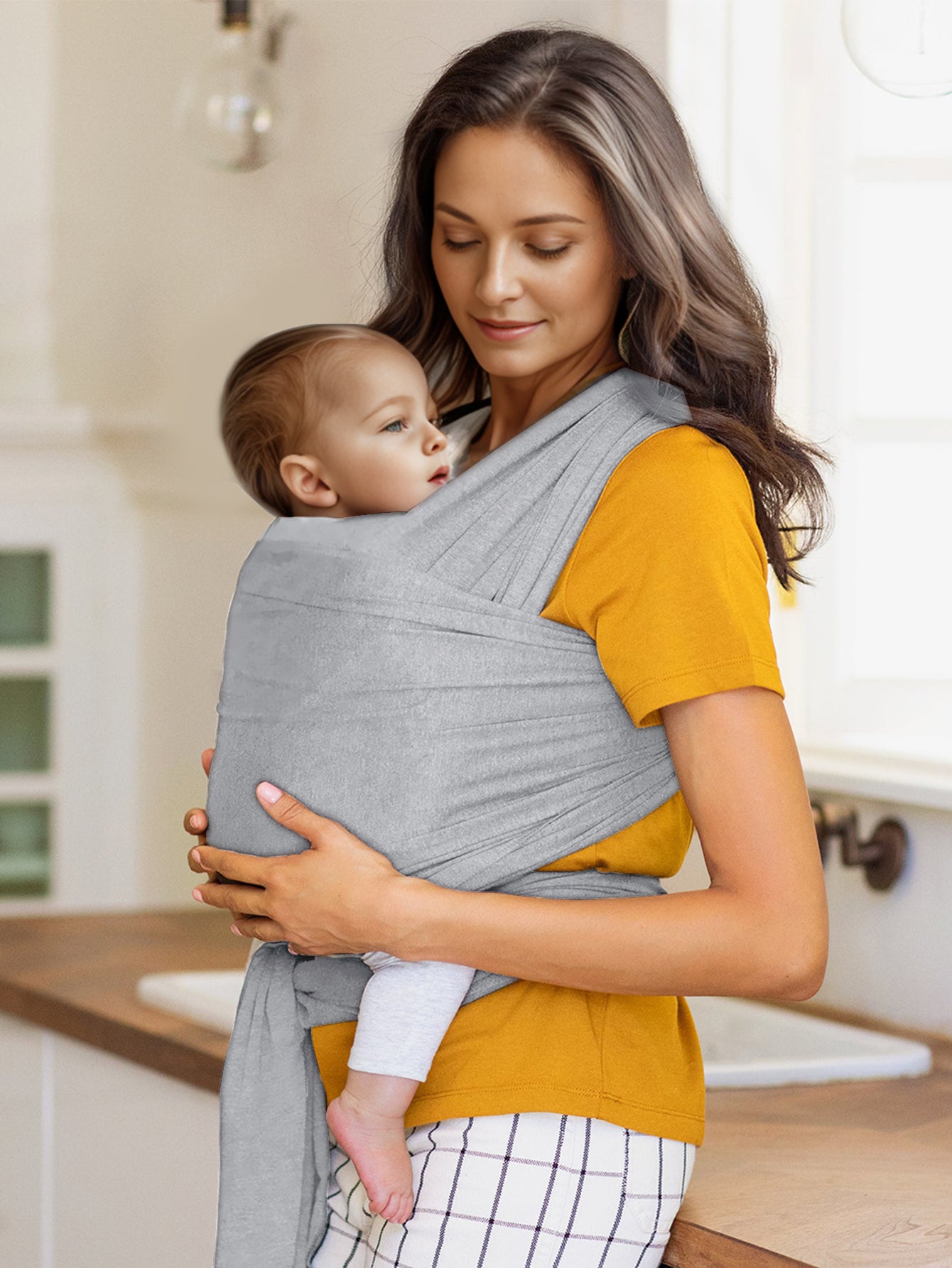 La douceur d'une maman qui porte bebe dans son echarpe porte bebe