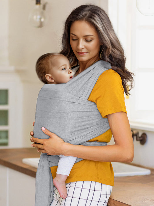 La douceur d'une maman qui porte bebe dans son echarpe porte bebe