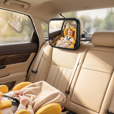 bébé installé dans son siège auto et regarde maman dans son miroir pour voiture bébé