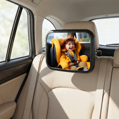 bébé en train de sourire et regarde papa dans son miroir pour voiture bébé