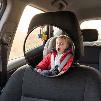 bébé s'endort surveillé grâce au Miroir pour voiture bébé 