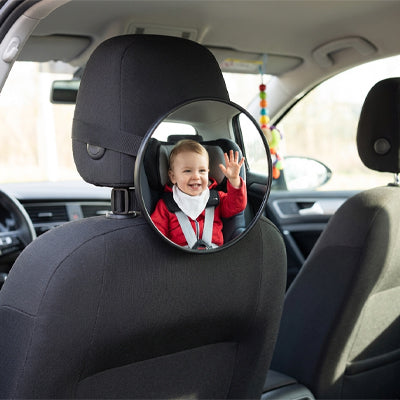 bébé sourit et regarde son papa dans le Miroir pour voiture bébé 