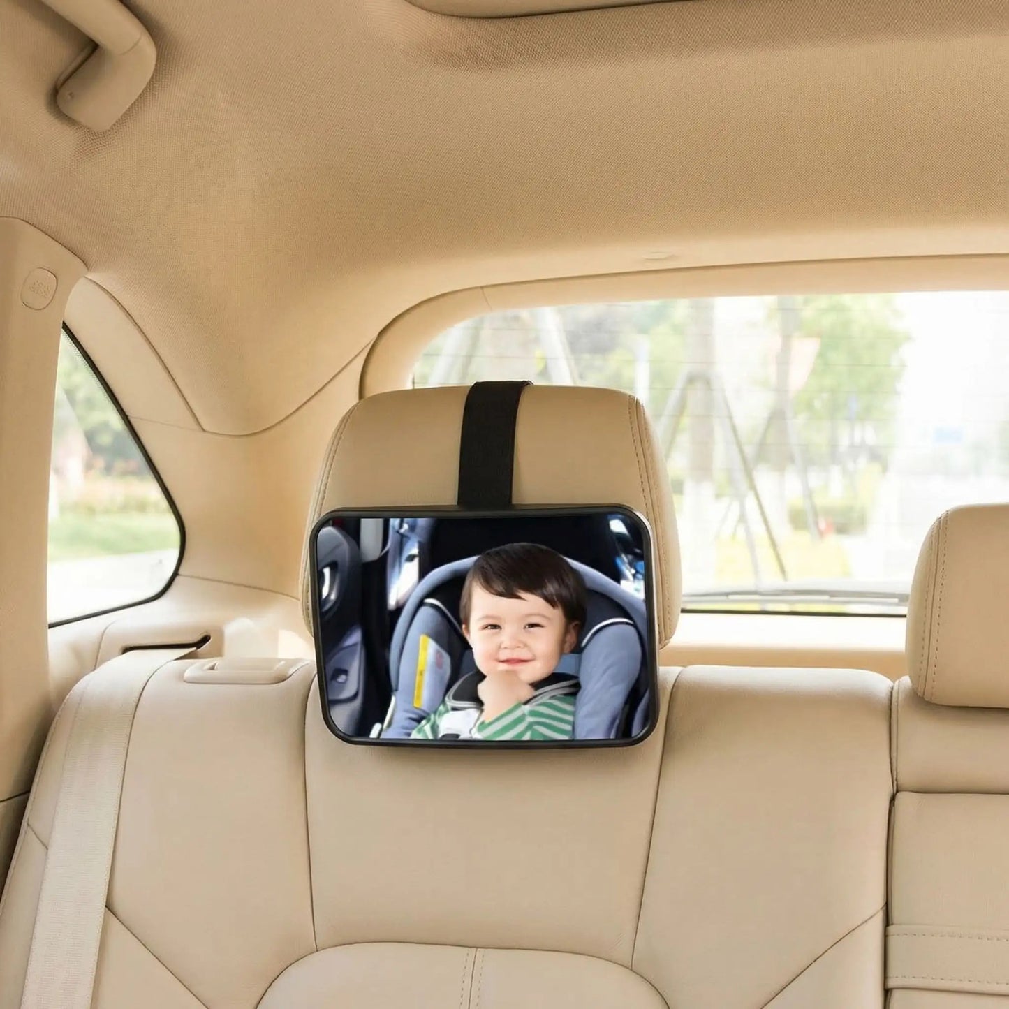 bébé en train de sourir en observant sa maman dans le miroir voiture bébé
