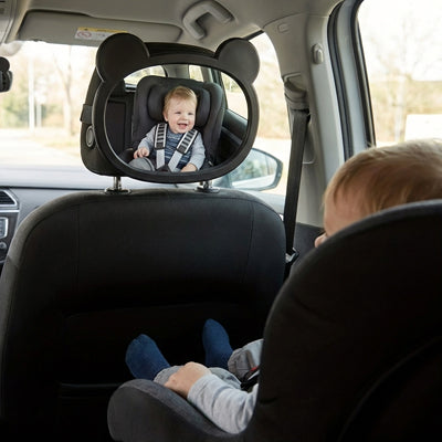 bébé se regarde dans son miroir voiture bébé