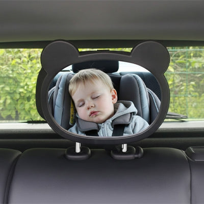 bébé endormi et maman le regarde grâce à son miroir voiture bébé