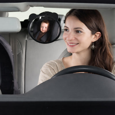 bébé regarde maman souriant dans son miroir voiture bébé