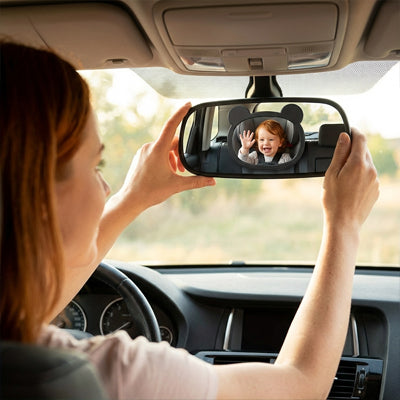 bébé regarde maman souriant dans son miroir voiture bébé
