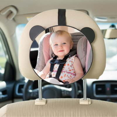 bébé sourit dans son miroir voiture bébé