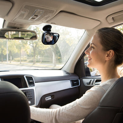 maman surveille bébé endormi grâce au miroir voiture bébé