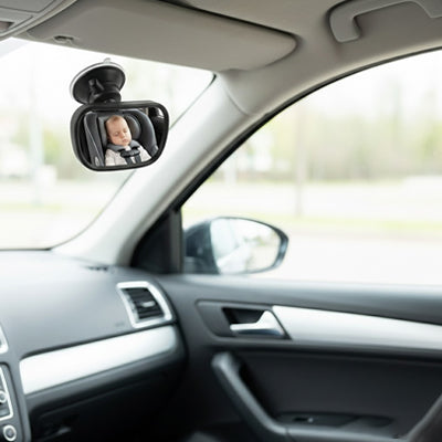 maman conduit et surveille bébé endormi grâce au miroir voiture bébé