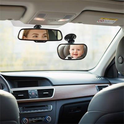 maman conduit et regarde bébé sourire dans le miroir voiture bébé