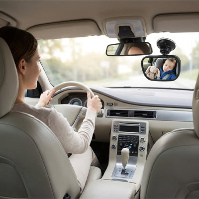 maman conduit et surveille bébé grâce au miroir voiture bébé