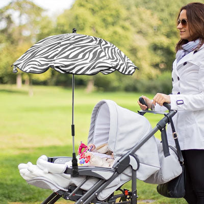 Ombrelle poussette maman et bébé au parc