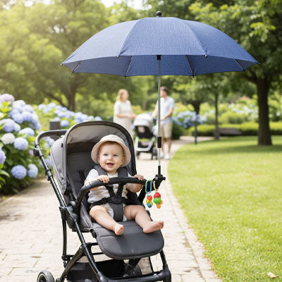 Ombrelle pour poussette bébé au parc protégé du soleil