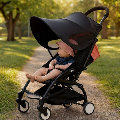 bébé au parc sous un par soleil pour poussette bien protégé du soleil