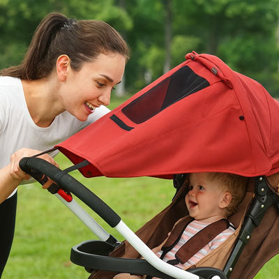 pare soleil pour poussette bébé et maman au parc
