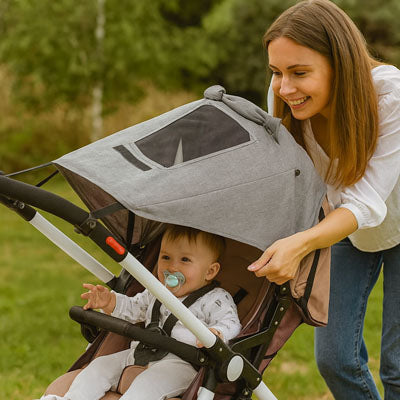 pare soleil pour poussette bébé et maman au parc