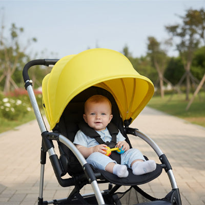 bébé bien protégé du UV sous son pare soleil poussette