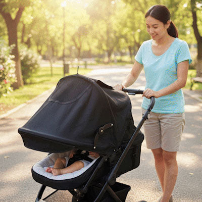 Bébé endormi sous le Pare soleil poussette