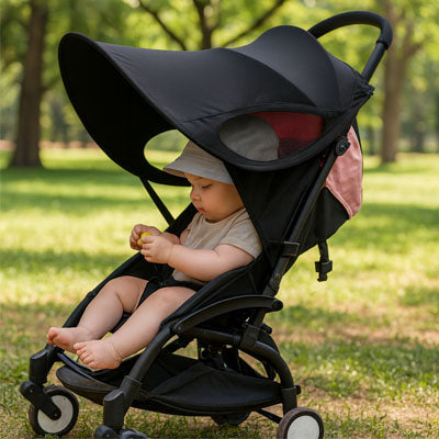 bébé au parc sous un pare soleil poussette anti UV