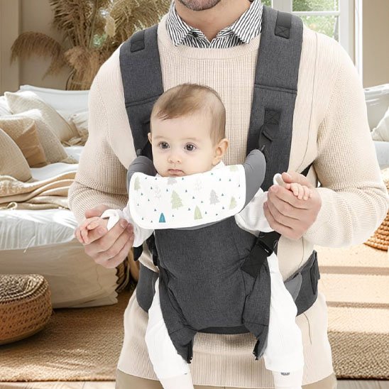 porte bebe dans le salon confortable 