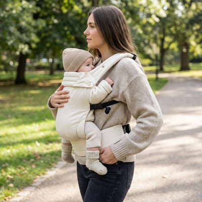 maman porte bébé dans son porte bebe ergonomique