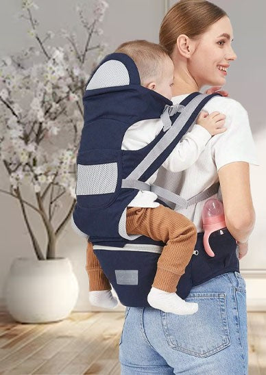 maman porte son bébé dans un porte bebe confortable