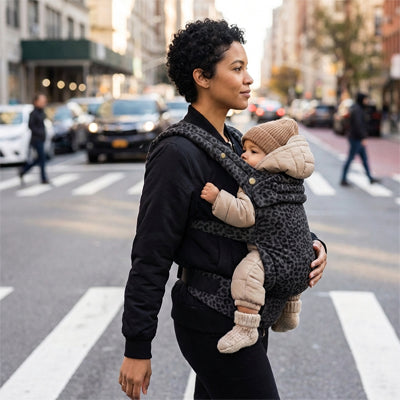 maman porte bébé dans son porte bebe ergonomique en ville