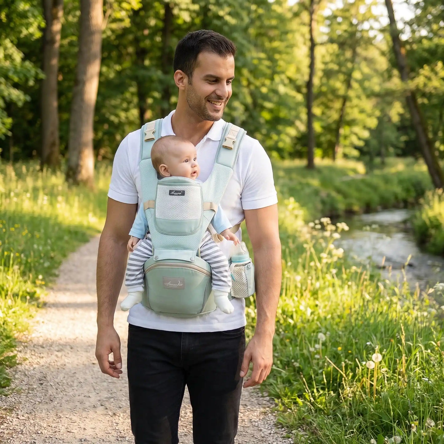 papa se promène au parc avec son bébé bien installé dans son porte bebe