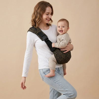 maman porte bébé dans son porte bebe koala confortable