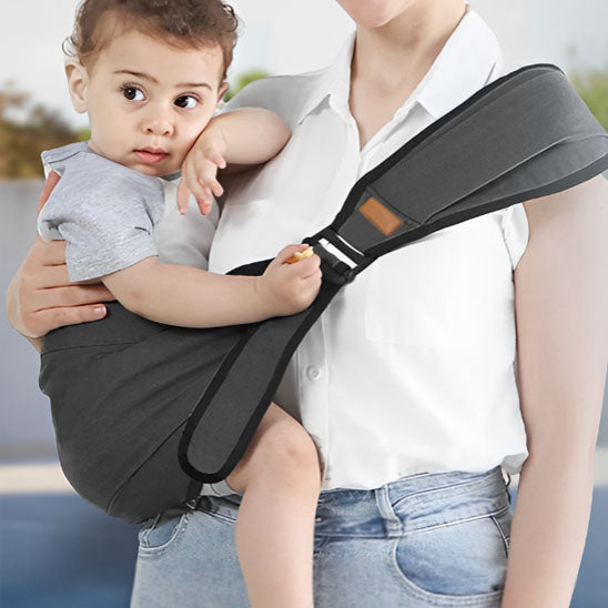 maman porte bébé dans son porte bebe koala