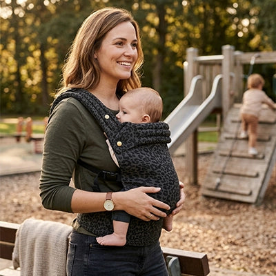 maman porte son bébé au parc dans son porte bébé koala