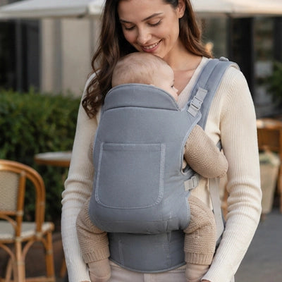 maman se promène et porte son bébé dans son porte bébé koala gris