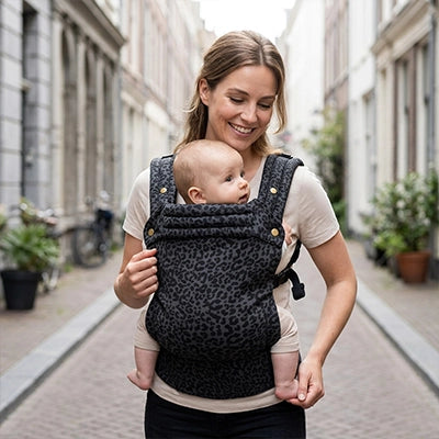 maman porte son bébé dans son porte bébé koala en ville