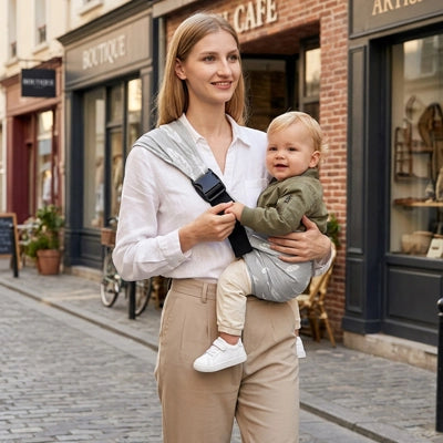 maman en promenade avec bébé dans son porte bébé koala en ville