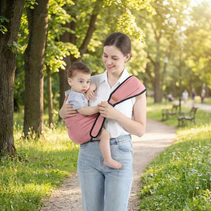 maman porte bébé dans son porte bebe koala au parc
