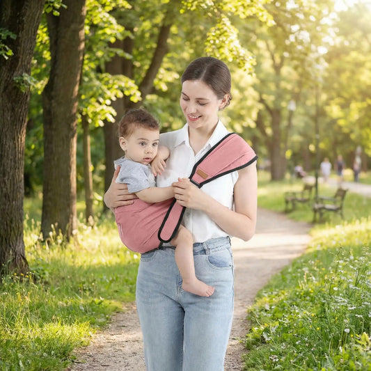 maman porte bébé dans son porte bebe koala au parc