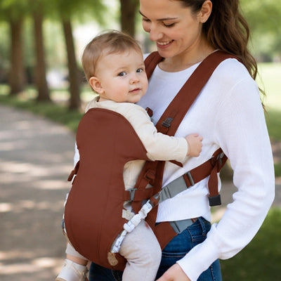 bébé bien installé dans son porte bebe face à maman
